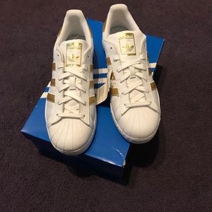 Adidas Superstar J size 7 boys / women’s 8 1/2.
